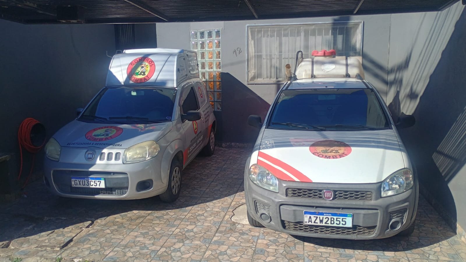 Veículos da frota da Control Combat, dedetizadora e desentupidora, estacionados na sede em São Paulo